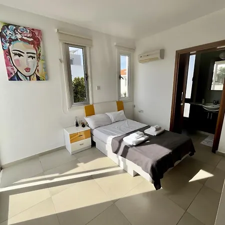 Luxury Azure לרנקה